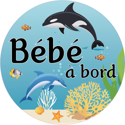 bébé à bord océan