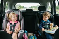 firefly gemini flash des enfants en bas âges assis dans leur siège auto sur les siéges arriére de la voitu 98668